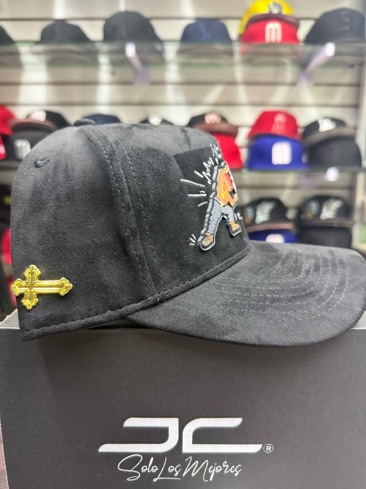 Gorra JC Hats “Corridos Life Black Suede” – Elegancia Bélica con Estilo 🔥🎶