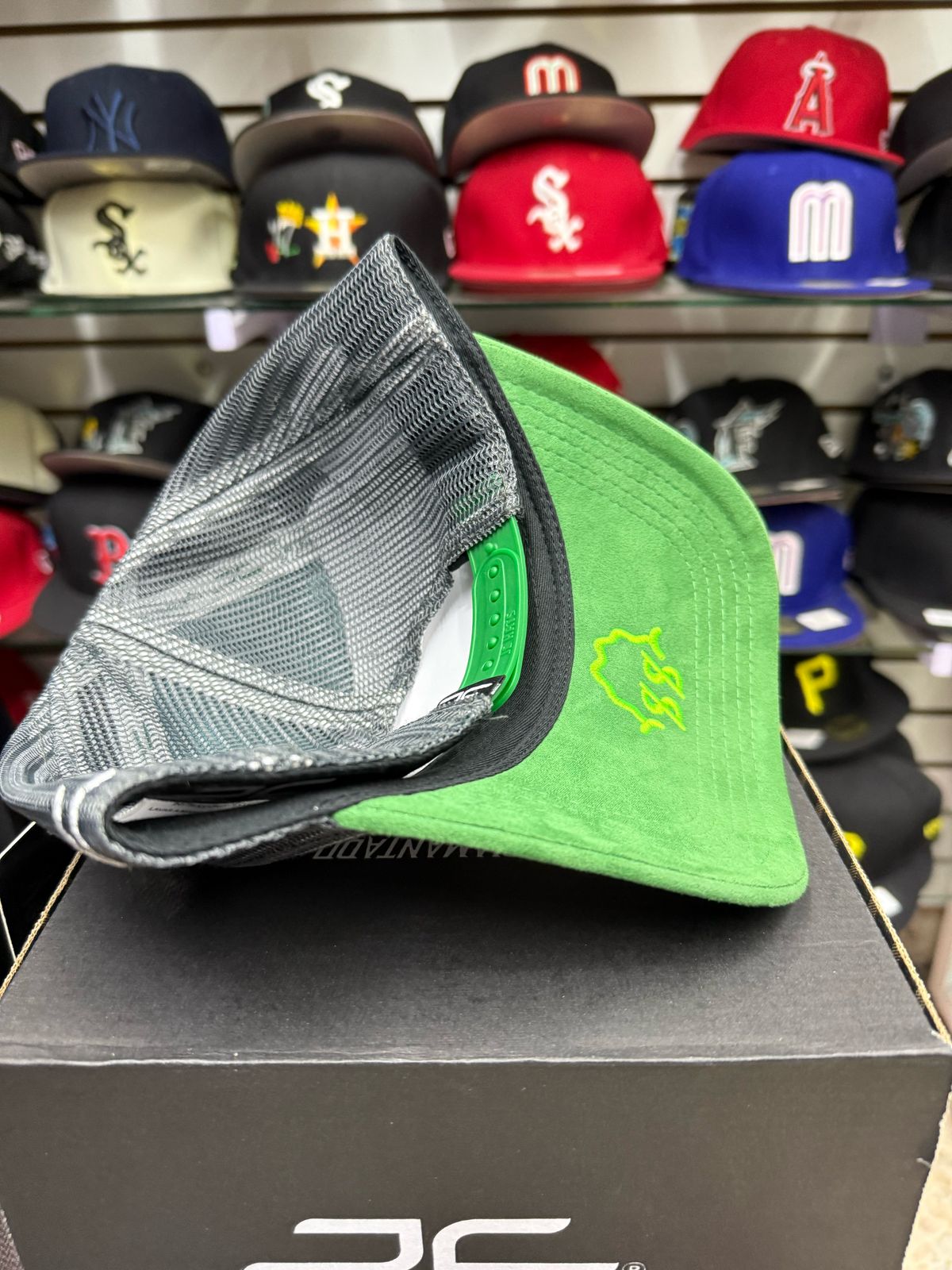 Gorra JC Hats “Spend Money” Gamuza Verde – Estilo, Actitud y Lujo 💵🔥