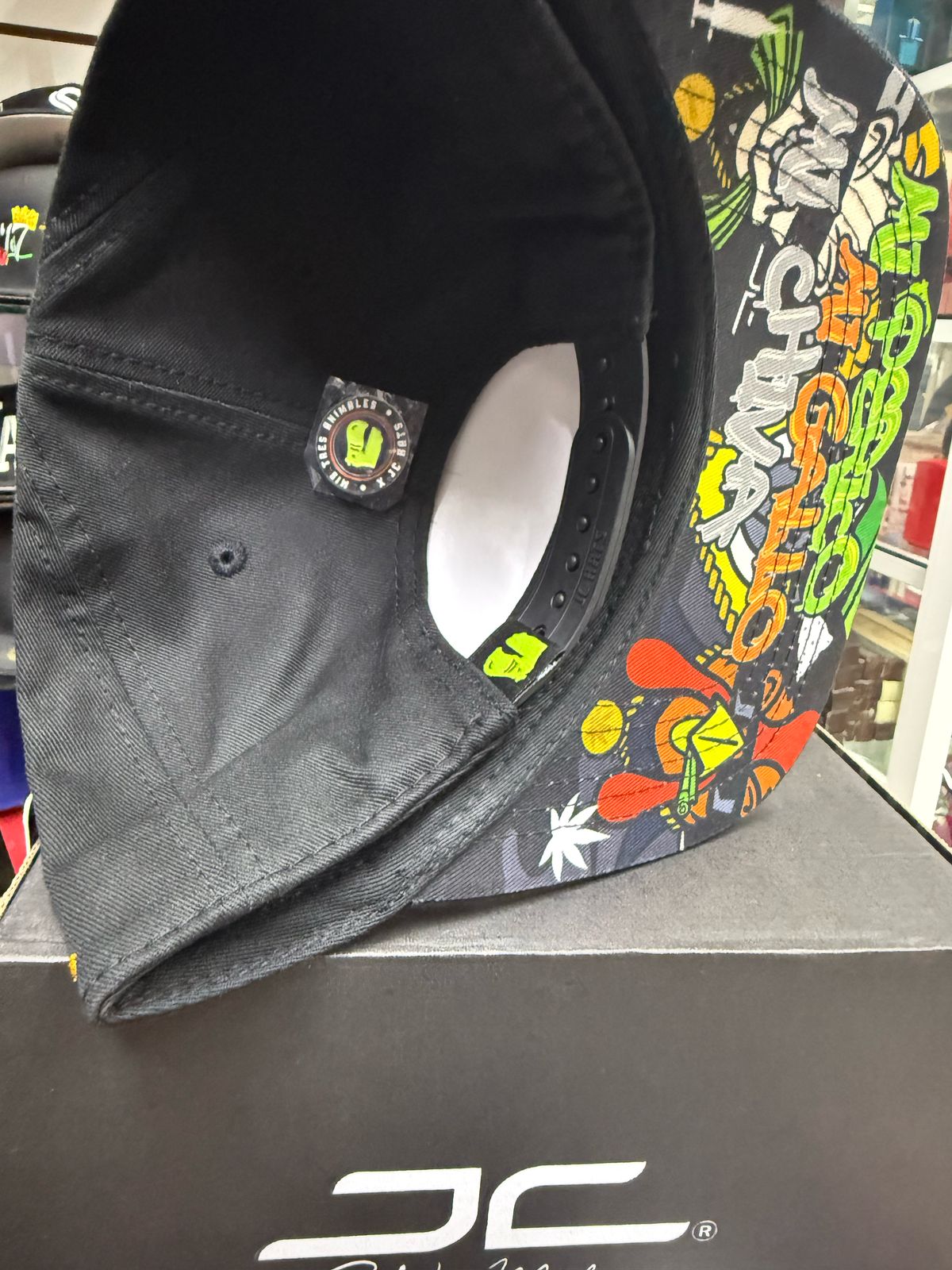Gorra JC Hats “Gallo Tucanes” – Estilo Bélico y Puro Poder 🔥🐓🎶