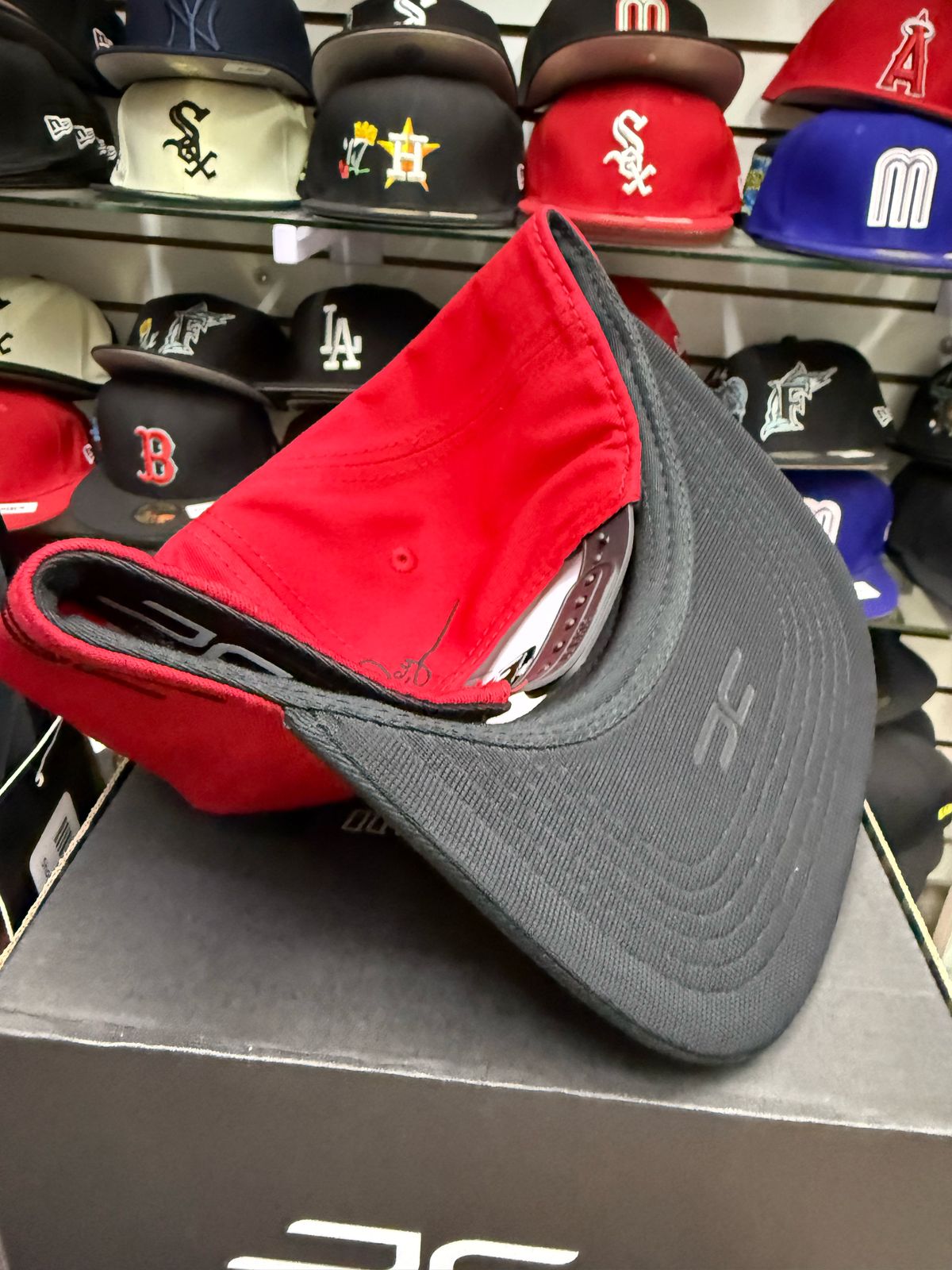 Gorra JC Hats “Rey León Red & Black” – Dominio, Fuerza y Estilo 🔥🦁👑