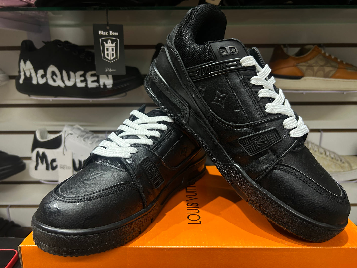 TENIS NACIONAL TIPO LOUIS VUITTON NEGRO CON AGUJETAS BLANCAS(shiny black white)