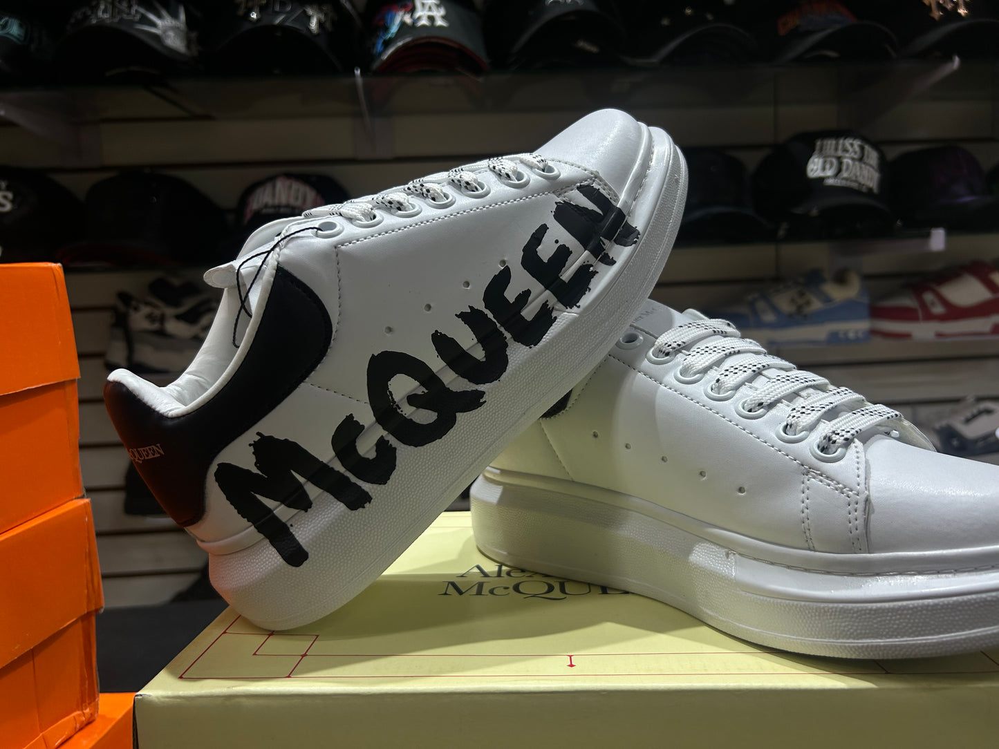 TENIS NACIONAL TIPO ALEXANDER MAQUEEN BLANCO TAMPOGRAFIA NEGRA
