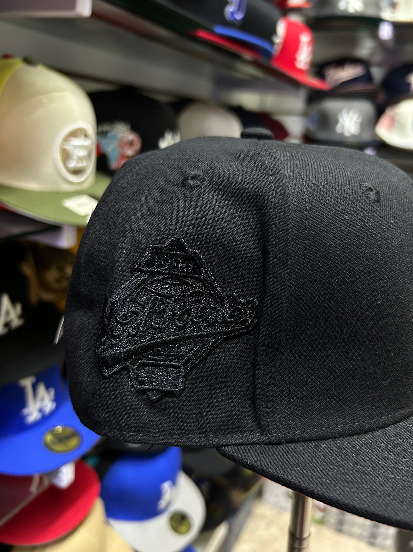 Gorra New Era 59FIFTY NY full black con bicera roja