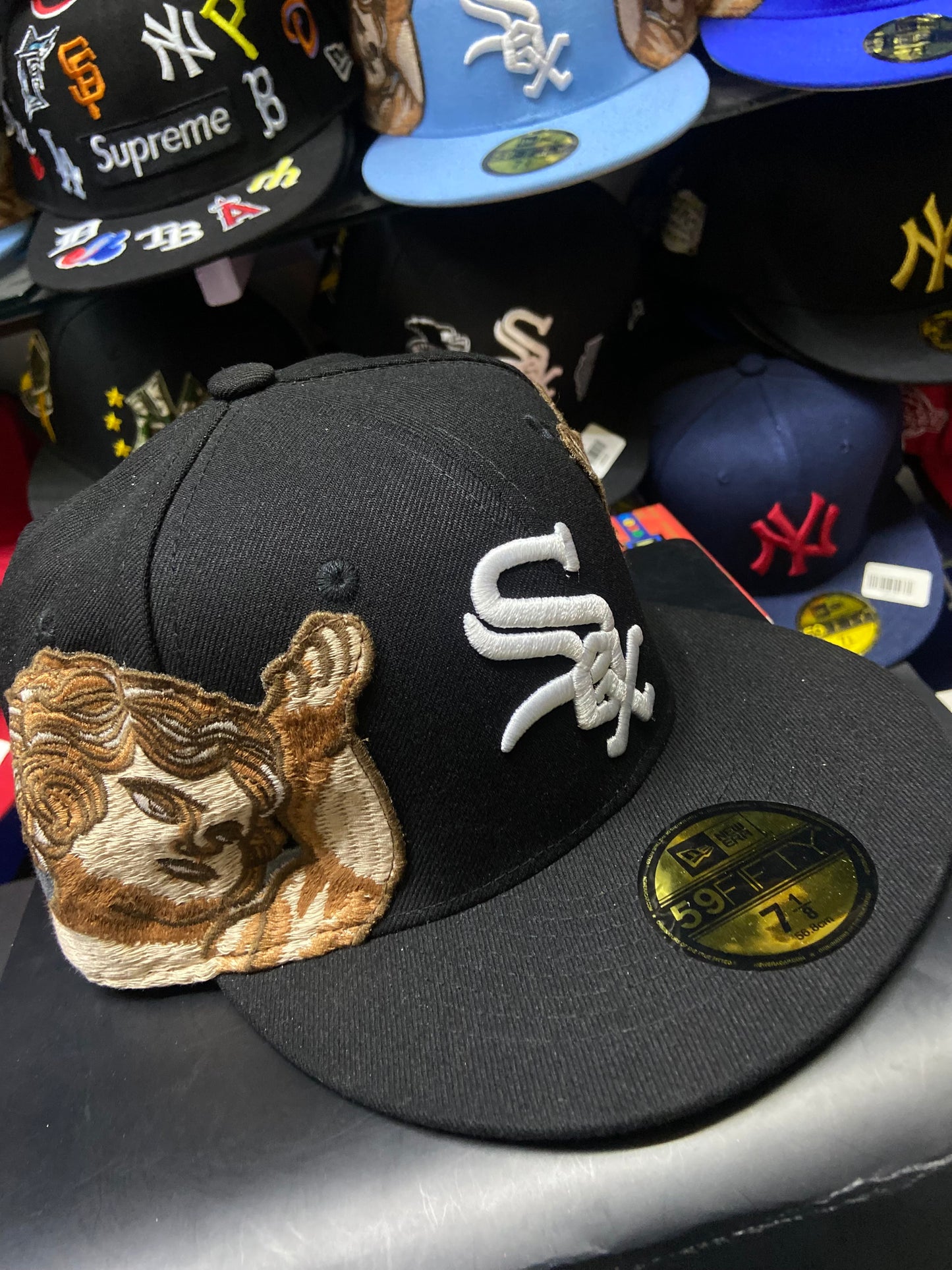 🔥 Gorra 59FIFTY – Chicago White Sox x Ángeles Orantes (Edición Negra) 🔥