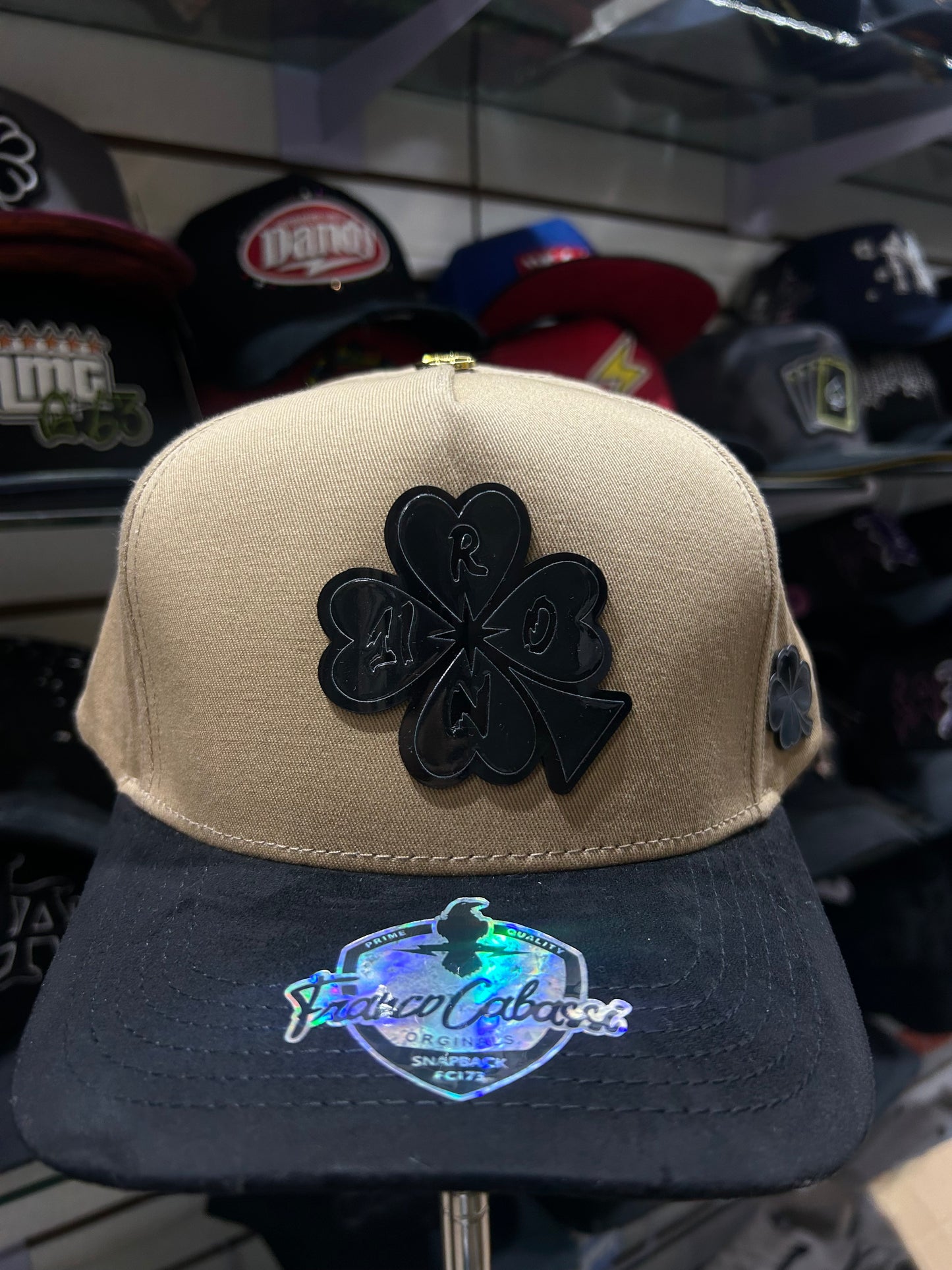 Gorra de placa premium Franco Cabassi beige trébol