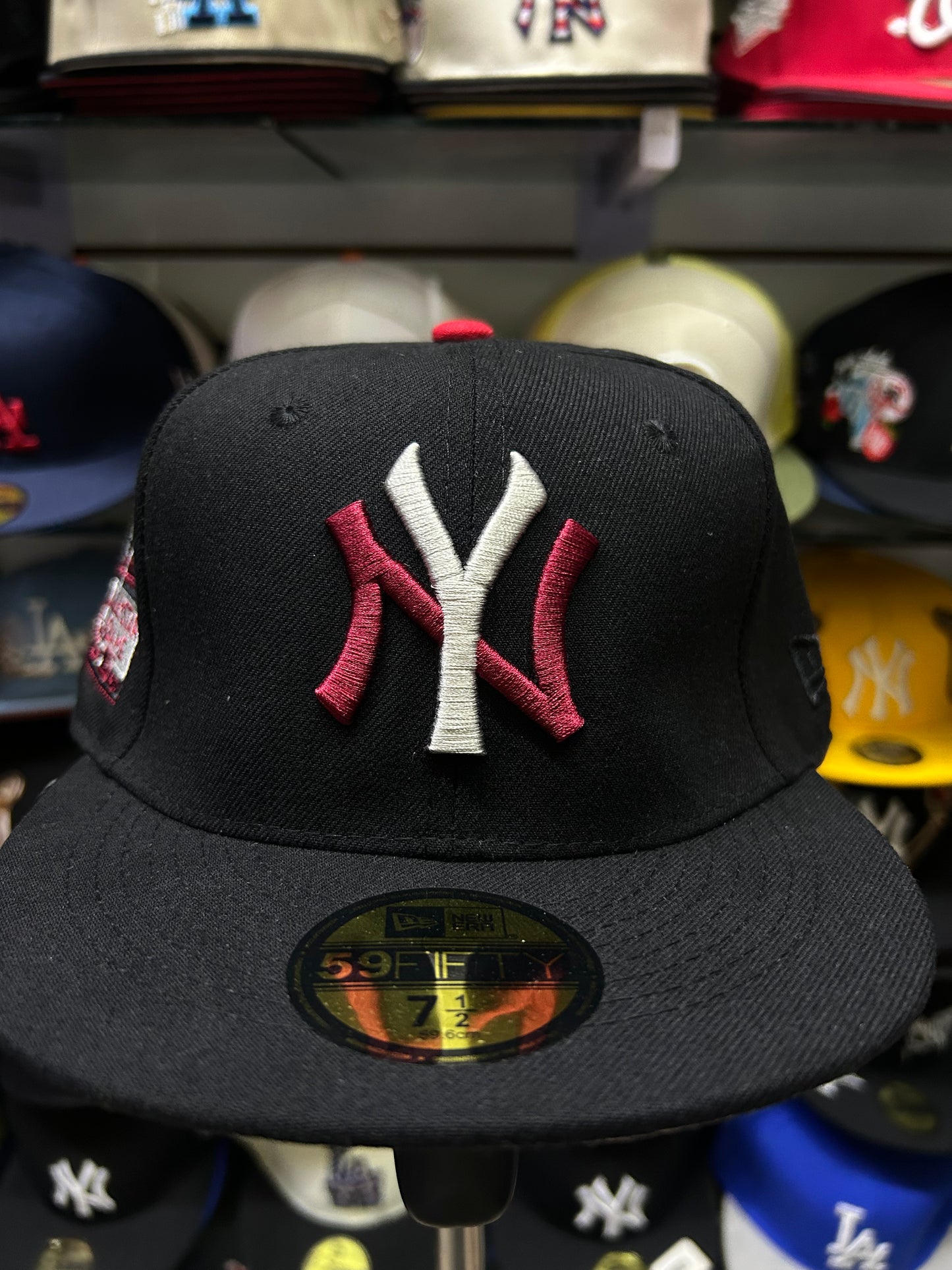 Gorra New Era 59FIFTY New York Yankees en color negro con logo rojo y blanco