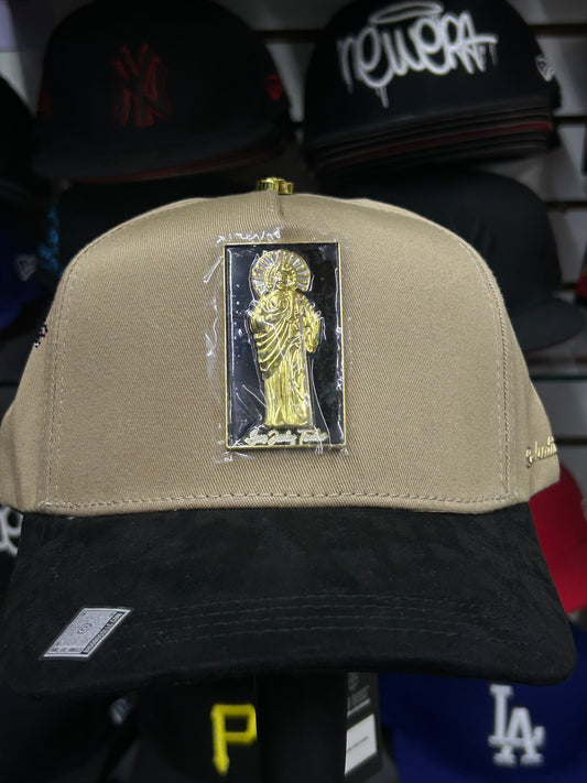 Bigg Boss San Judas beige con placa