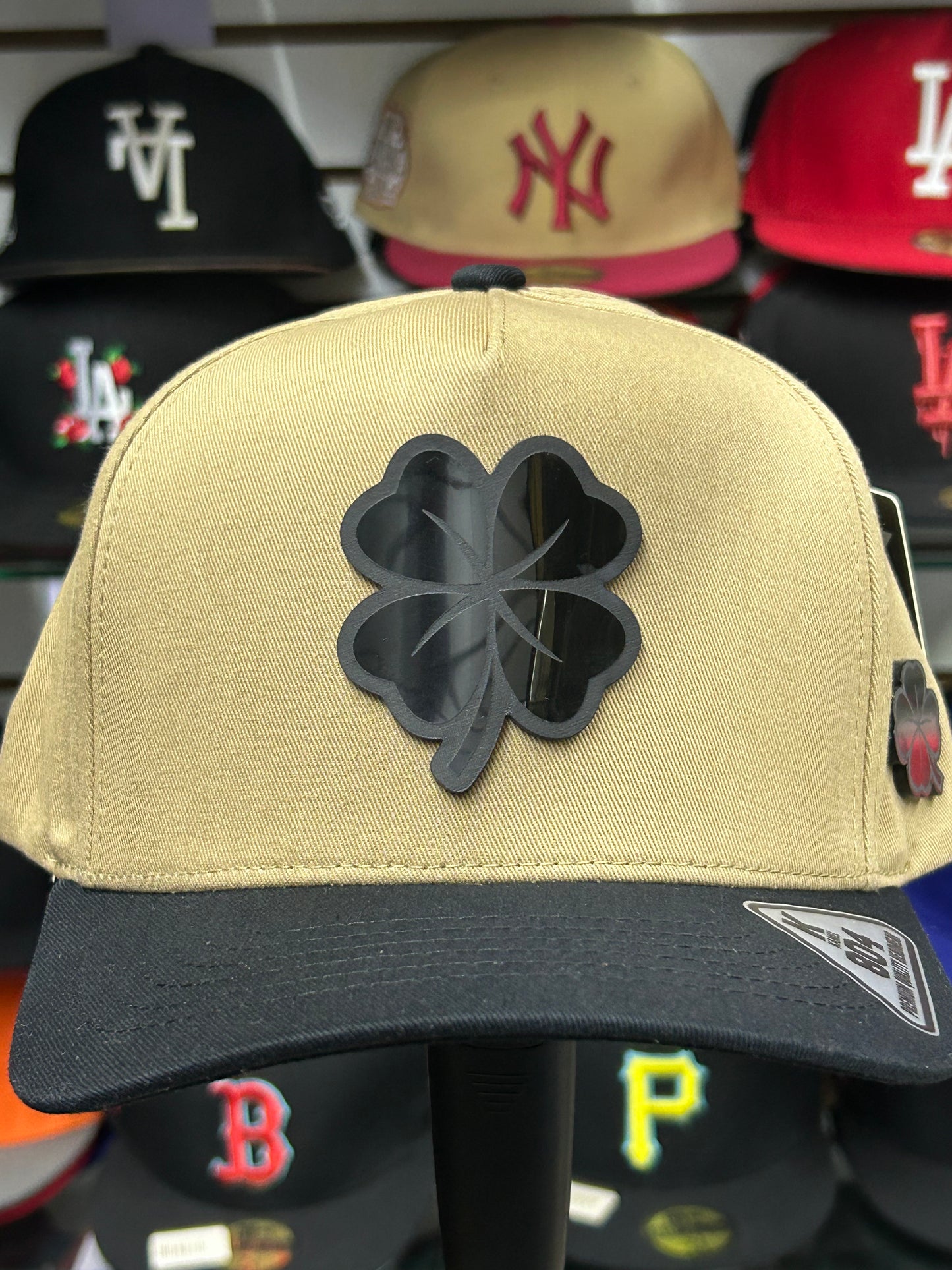 Gorra Kamel de placa Trébol negro