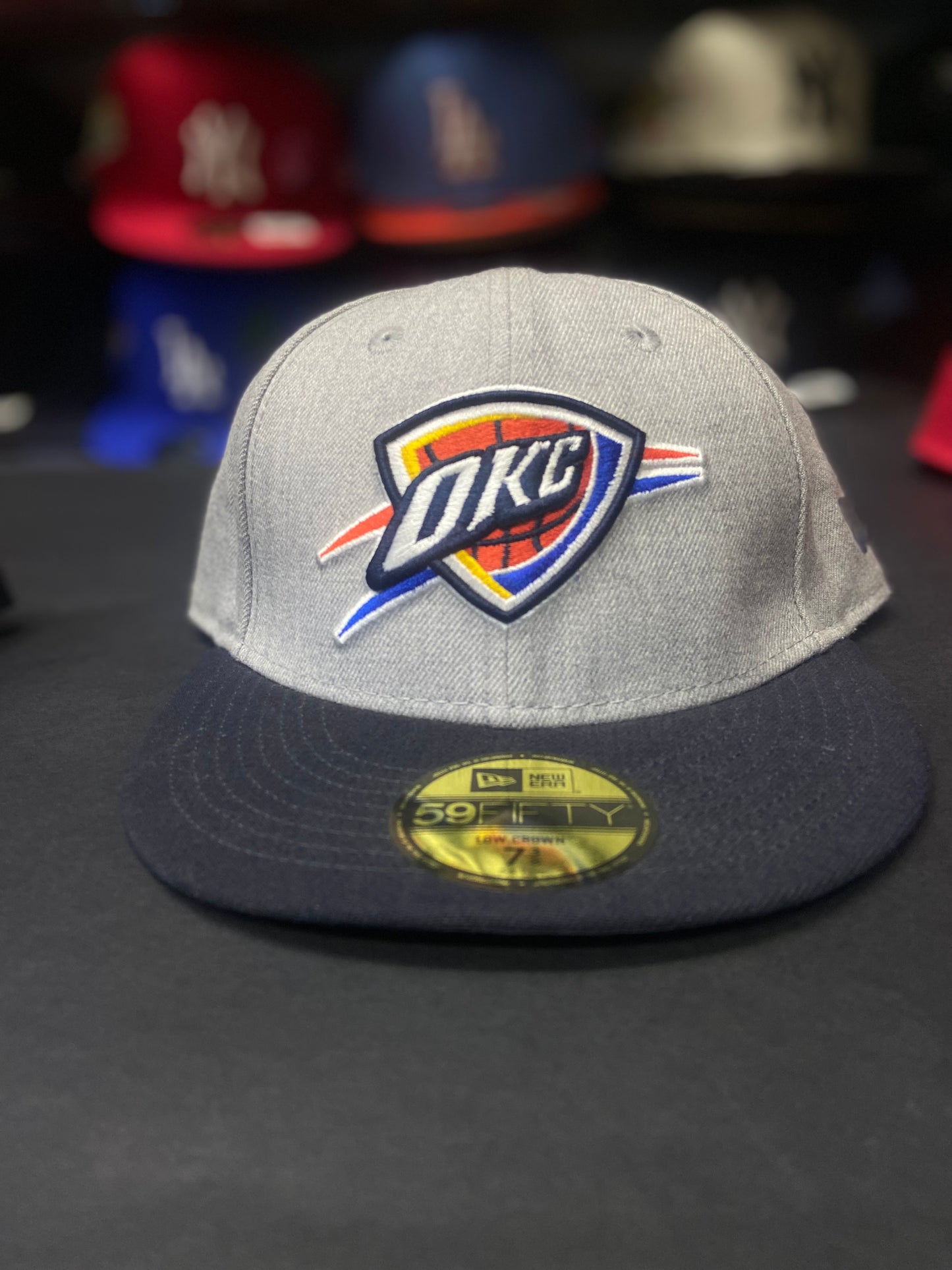 Gorra 59FIFTY gris con visera azul marino