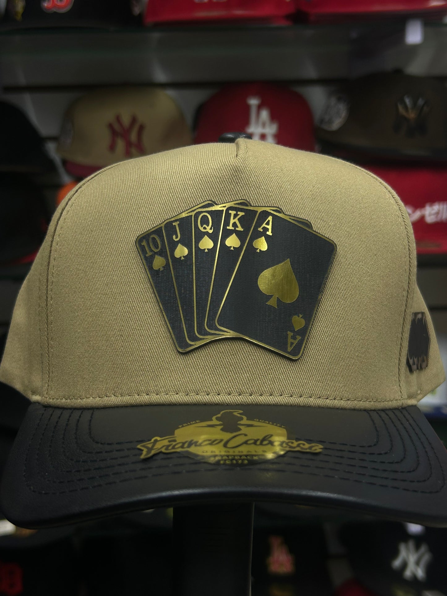 Gorra de placa Franco Cabassi  beige cartas de baraja