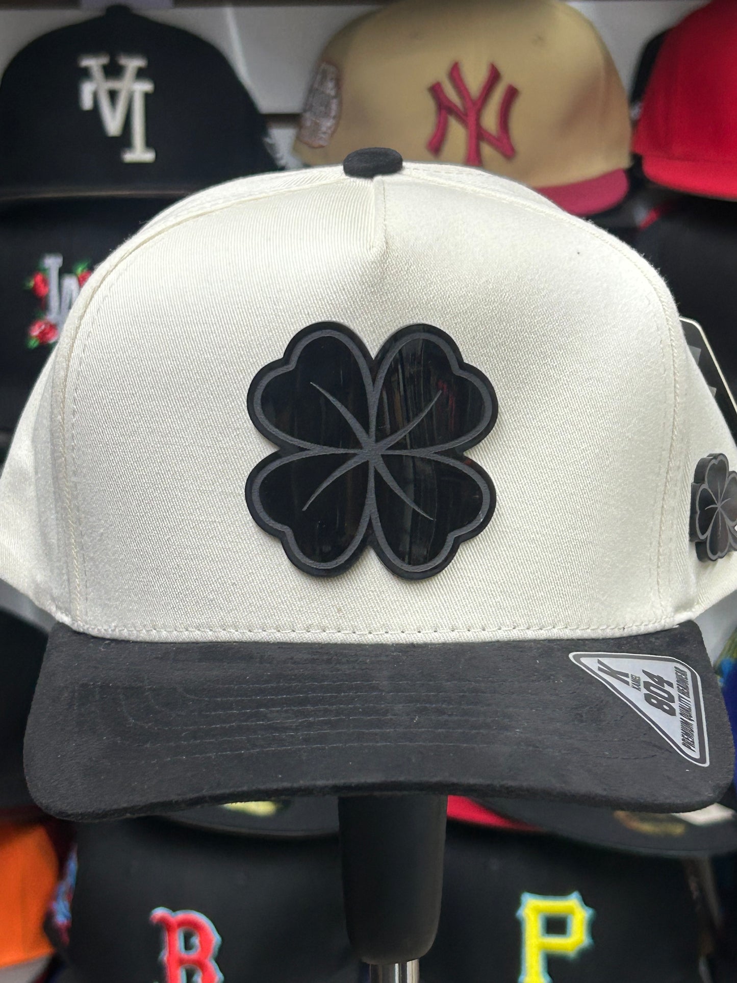 Gorra Kamel de placa Trébol negro