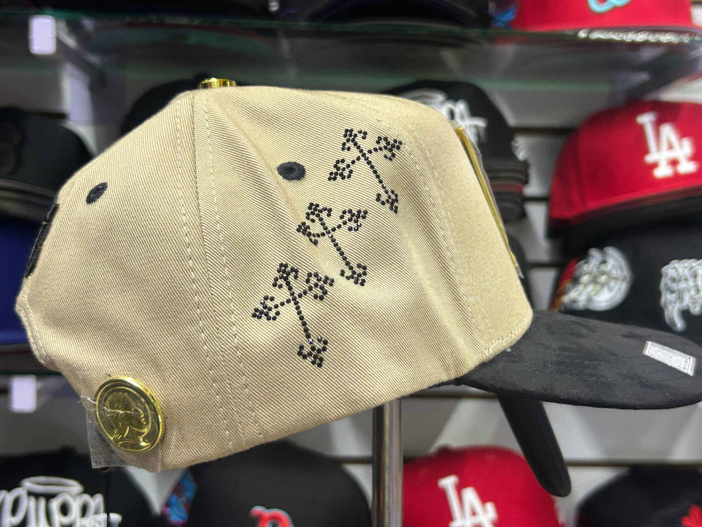 Bigg Boss San Judas beige con placa