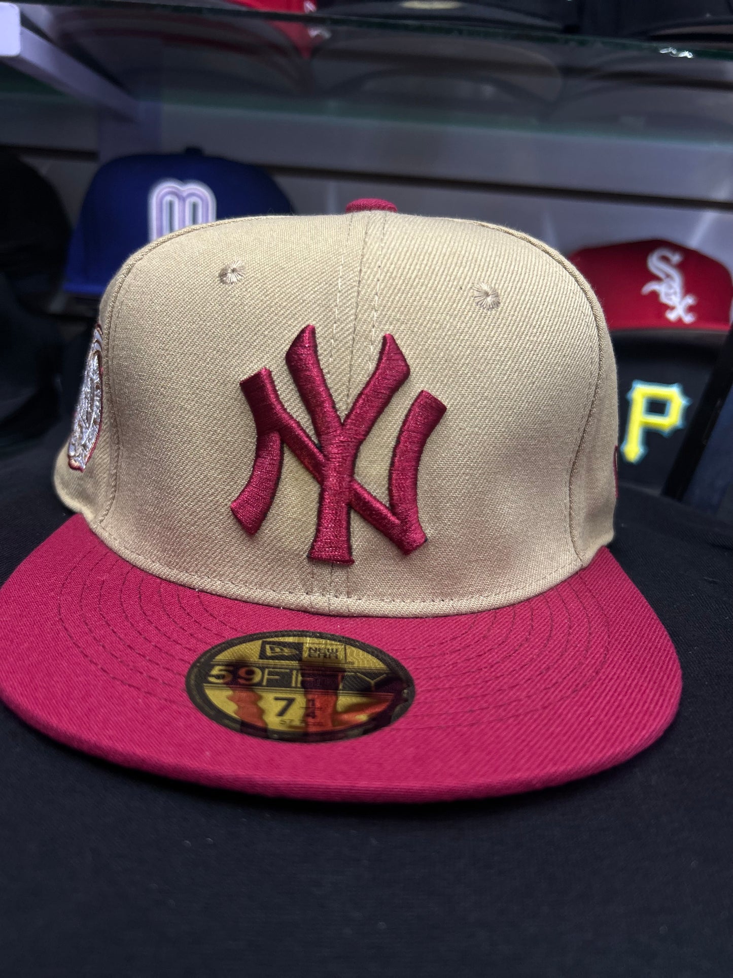 🧢 Gorra 59FIFTY beige con vino tinto