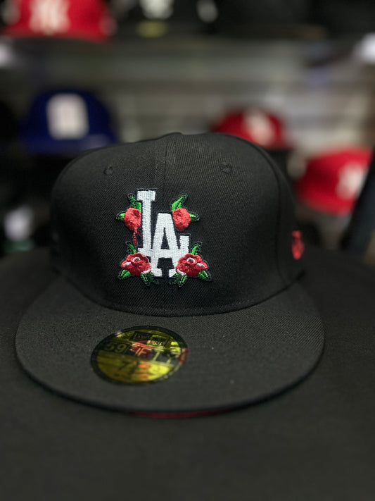 🧢 Gorra estilo fitted con diseño floral – LA