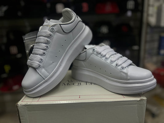 TENIS NACIONAL TIPO ALEXANDER MAQUEEN BLANCO CON LETRAS NEGRAS