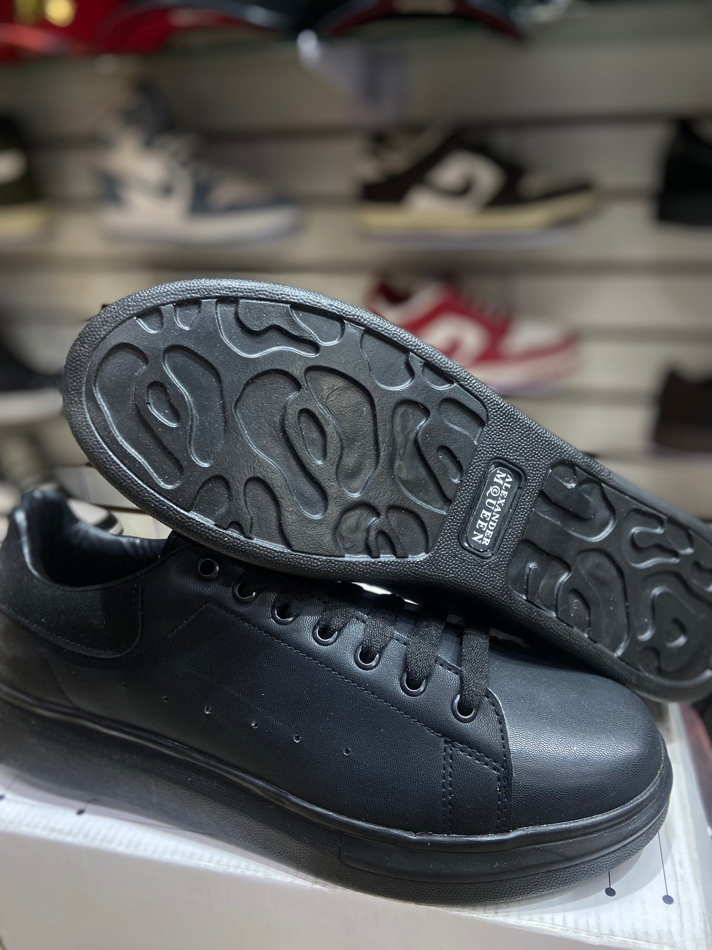 TENI NACIONAL TIPO ALEXANDER MAQUEEN TOTAL BLACK