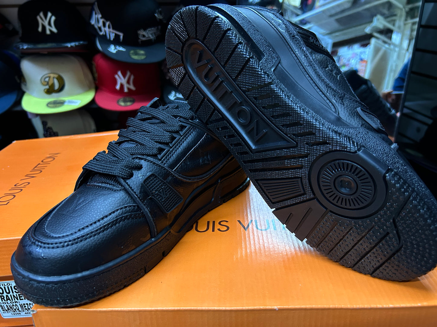 TENIS NACIONAL TIPO LOUIS VUITTON NEGRO BRILLANTE