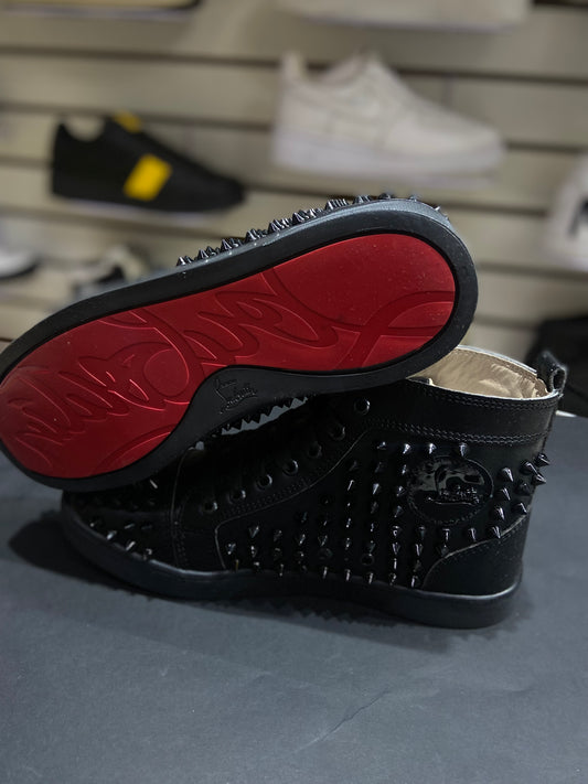 Tenis Negros con Tachuelas – Suela Roja Exclusiva