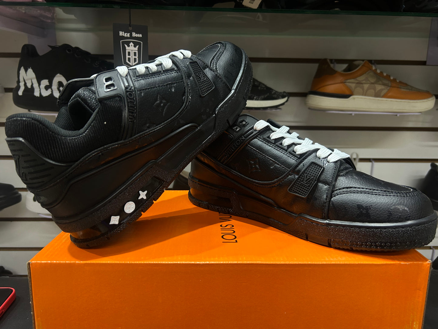 TENIS NACIONAL TIPO LOUIS VUITTON NEGRO CON AGUJETAS BLANCAS(shiny black white)