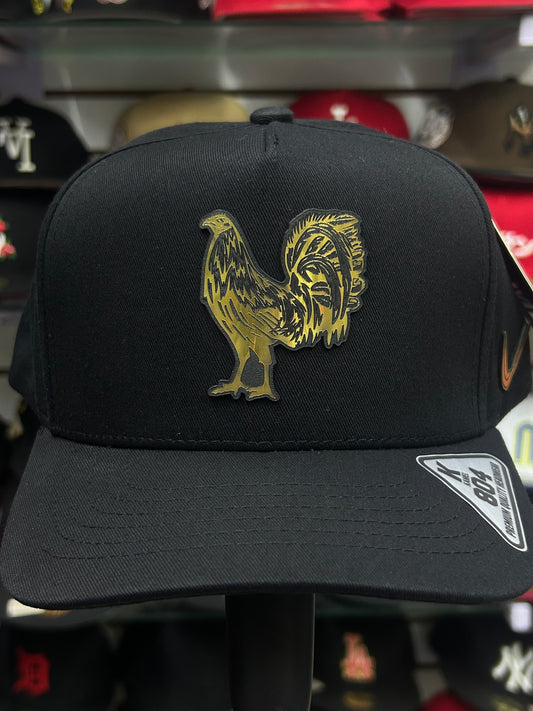 Gorra Kamel de placa gallo dorado