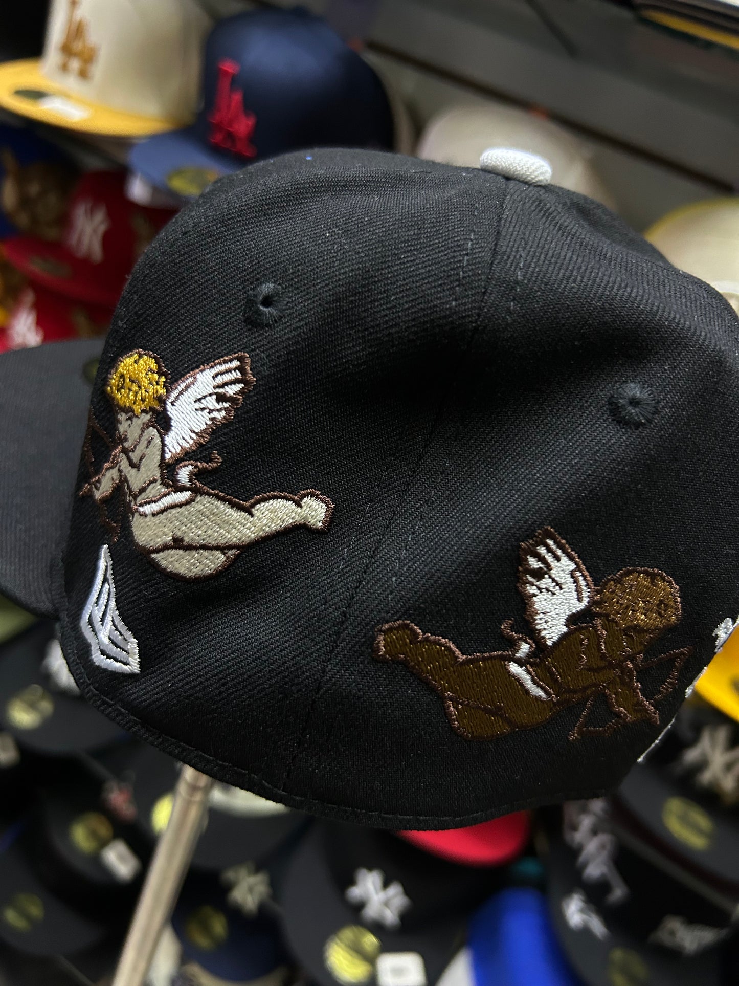 Gorra New Era 59FIFTY New York Yankees con bordados ángeles cupido.