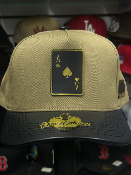 Gorra de placa Franco Cabassi  beige cartas de naipe