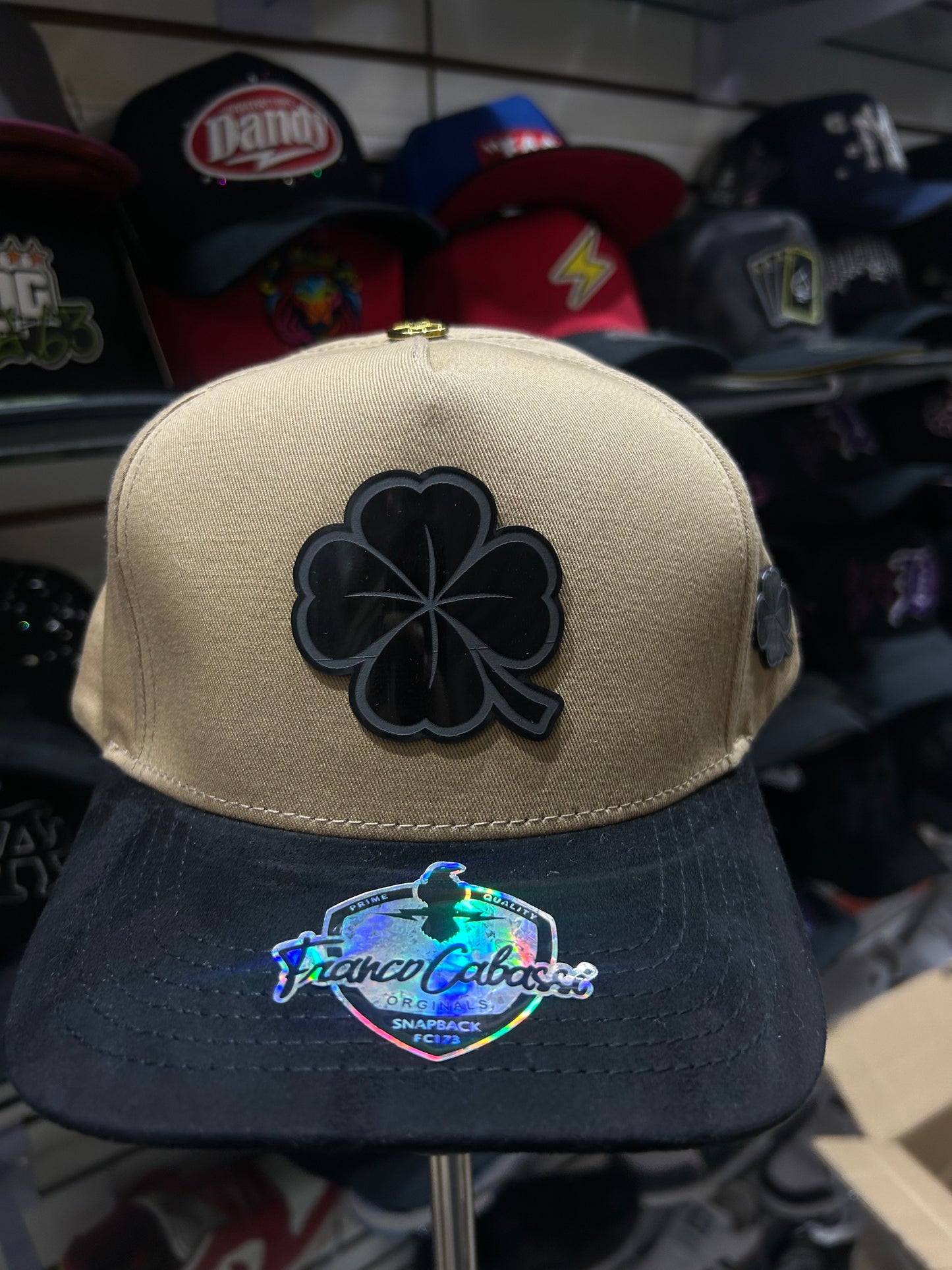 Gorra de placa premium Franco Cabassi beige trébol