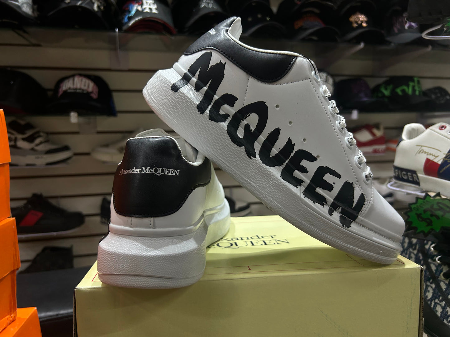 TENIS NACIONAL TIPO ALEXANDER MAQUEEN BLANCO TAMPOGRAFIA NEGRA