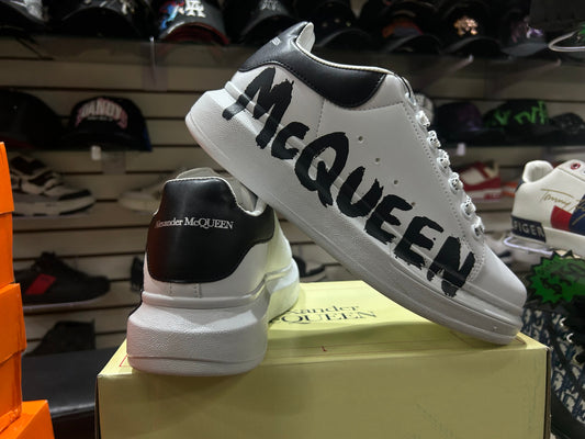 TENIS NACIONAL TIPO ALEXANDER MAQUEEN BLANCO TAMPOGRAFIA NEGRA