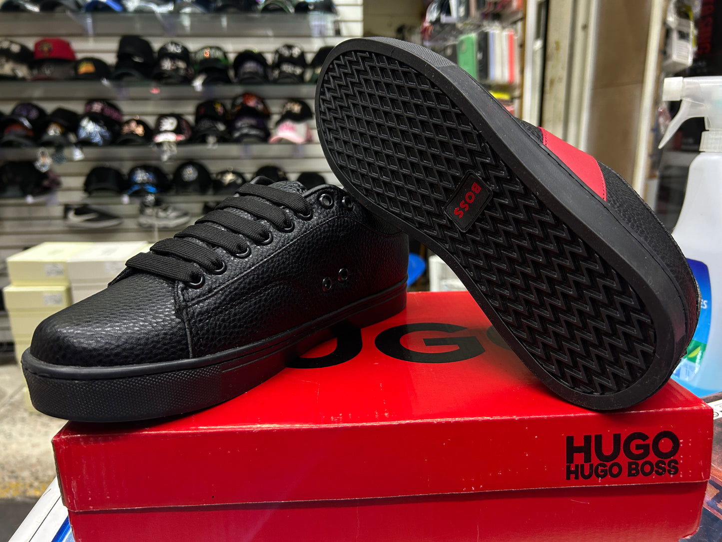 Tenis nacional tipo Hugo Boss negro rojo