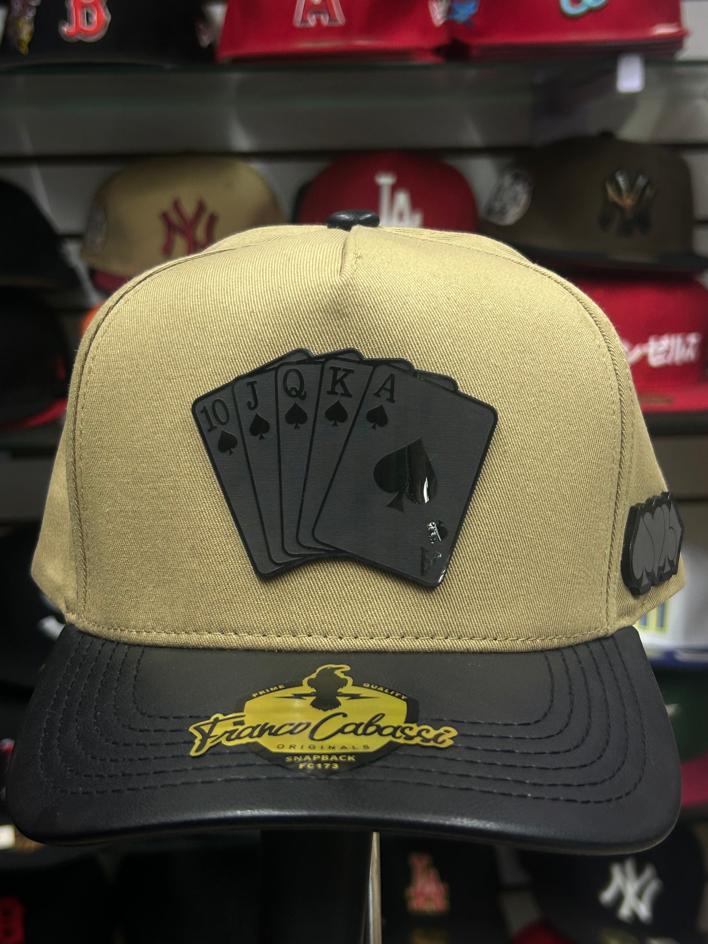 Gorra de placa Franco Cabassi  beige cartas de baraja