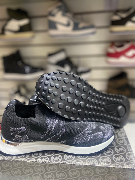 TENIS NACIONAL TIPO MK NEGRO LETRAS PLATA
