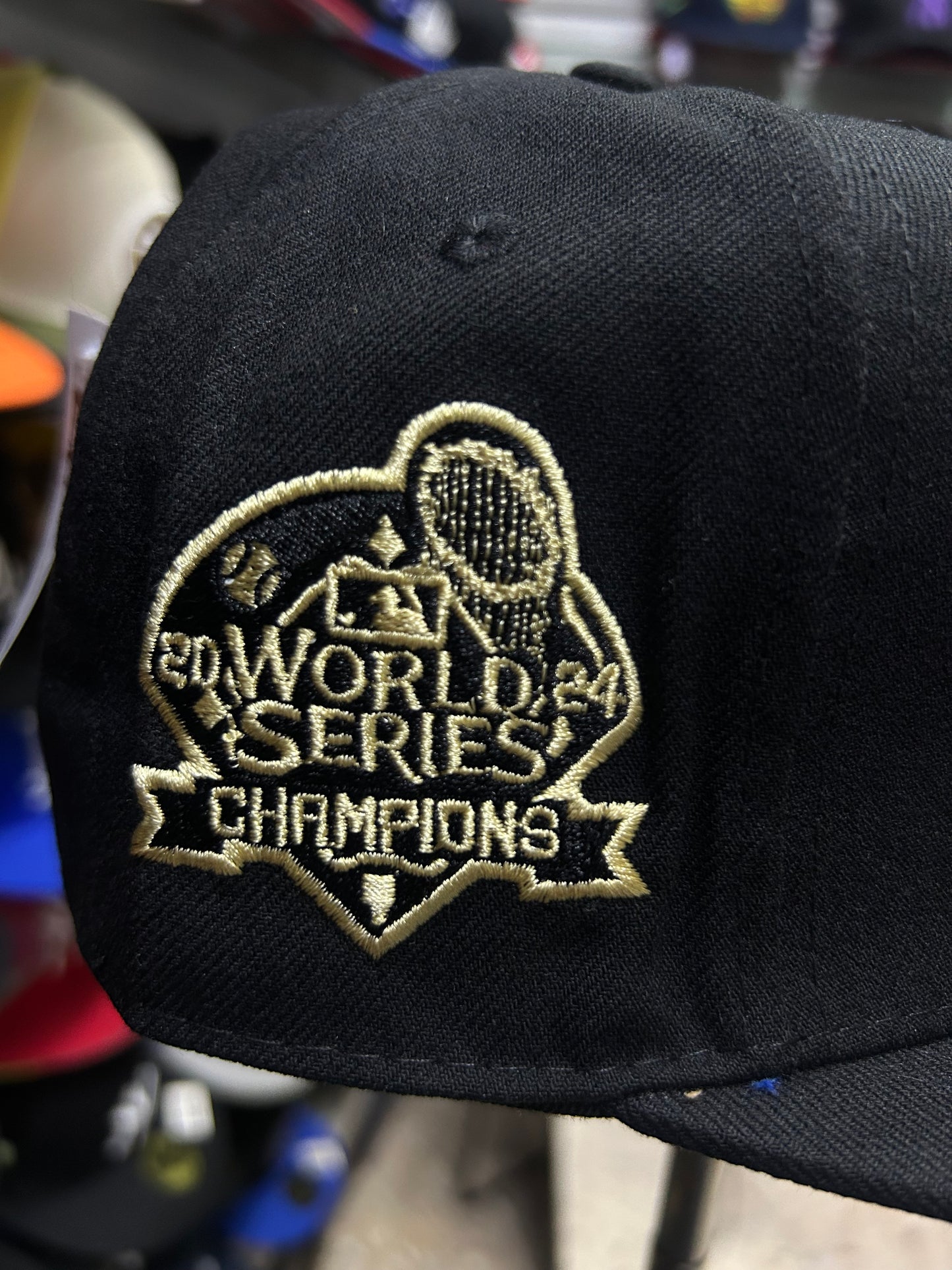 Gorra New Era 59FIFTY LA negro total con parche dorado
