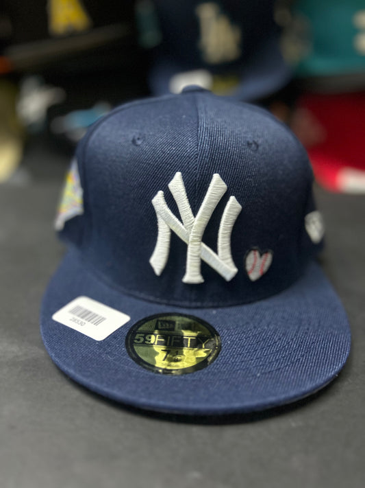 GORRA 59FIFTY MODELO  NEW YORK CORAZÓN
