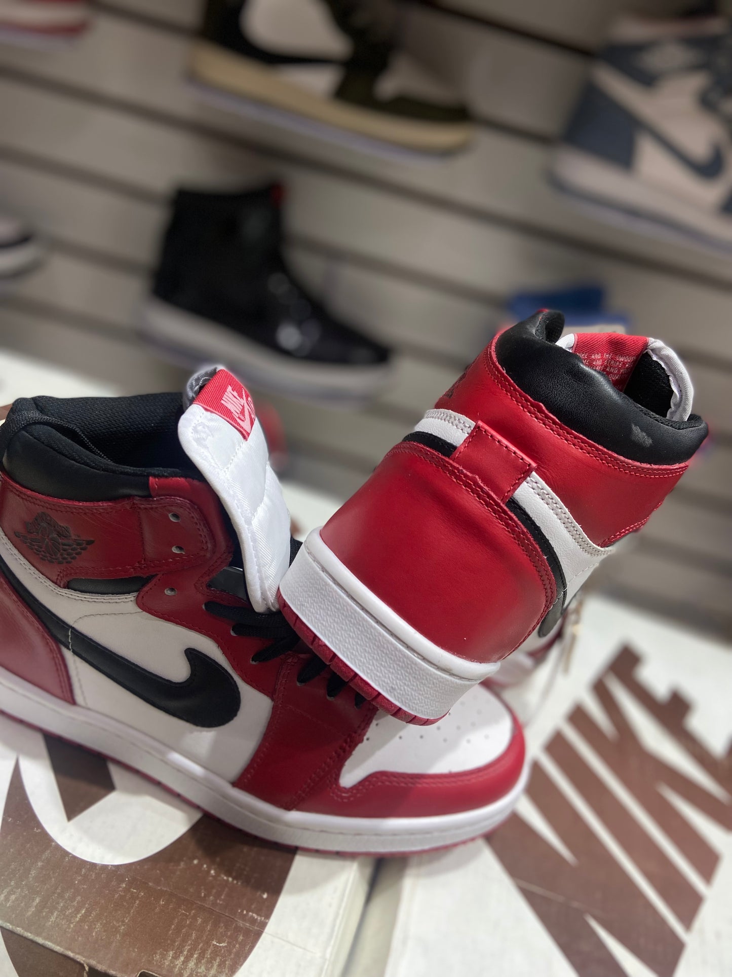 TENIS NACIONAL TIPO NIKE JORDAN MID 1 ROJO NEGRO BLANCO