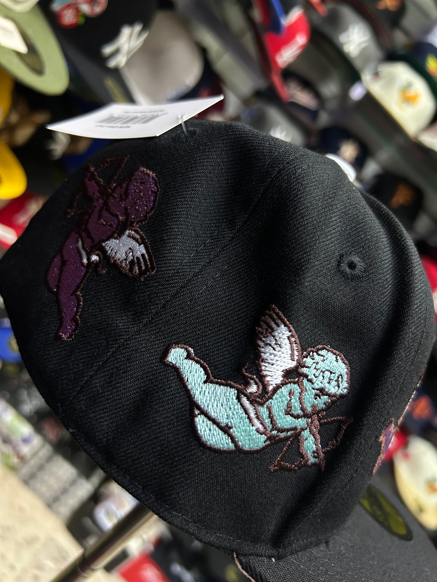 Gorra New Era 59FIFTY LA con bordados ángeles cupido.