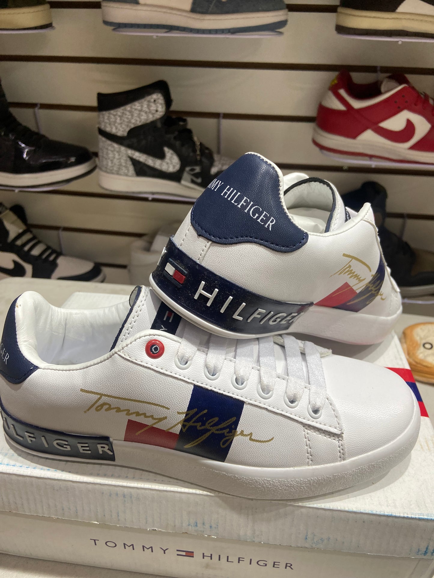 TENIS NACIONAL TIPO HILFIGER NEGRO BLACO BANDERA
