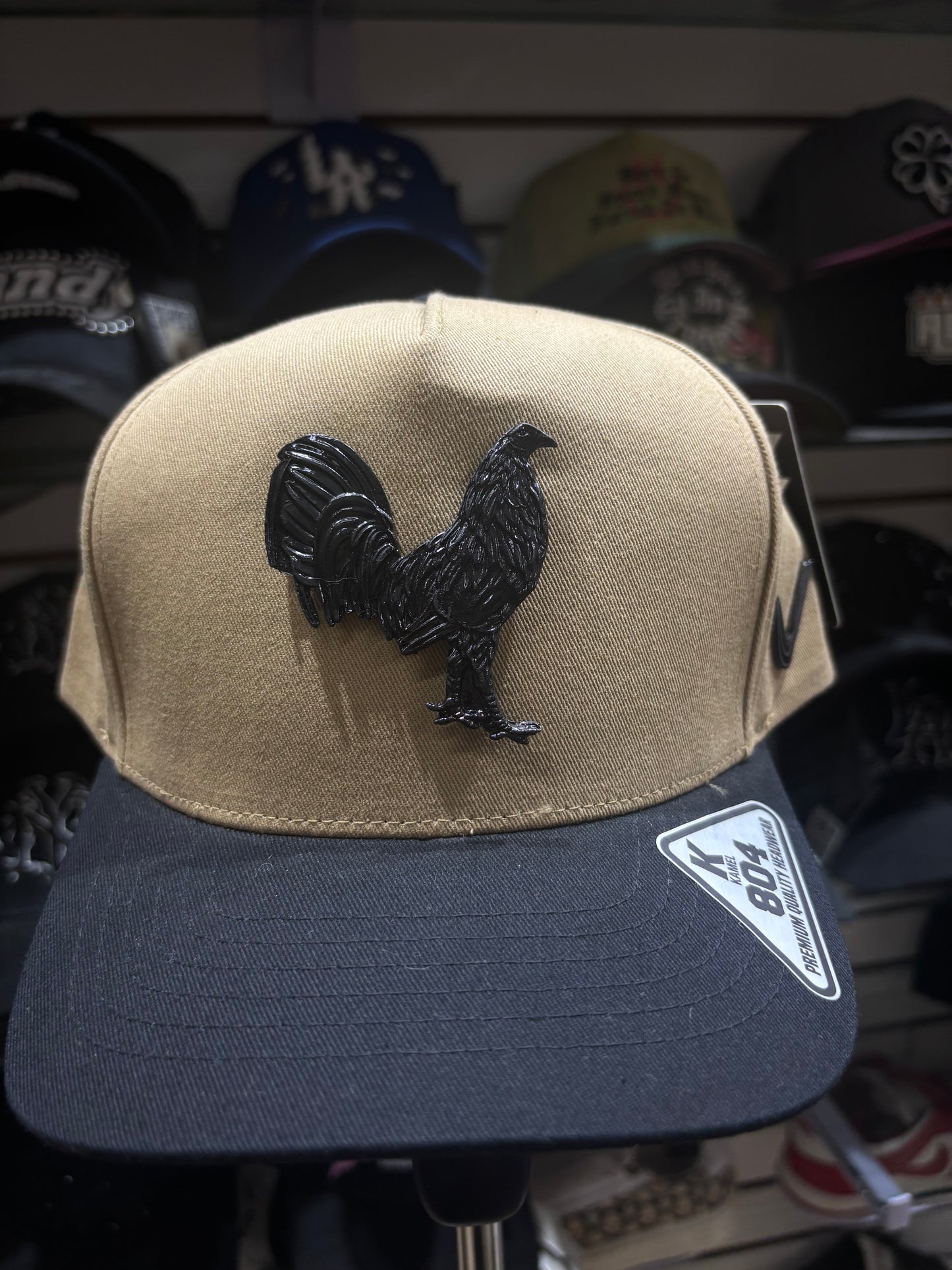 Gorra Kamel beige de placa gallo negro con relieve
