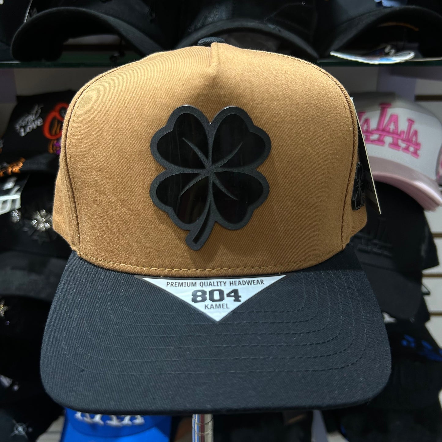 Gorra Kamel de placa Trébol negro