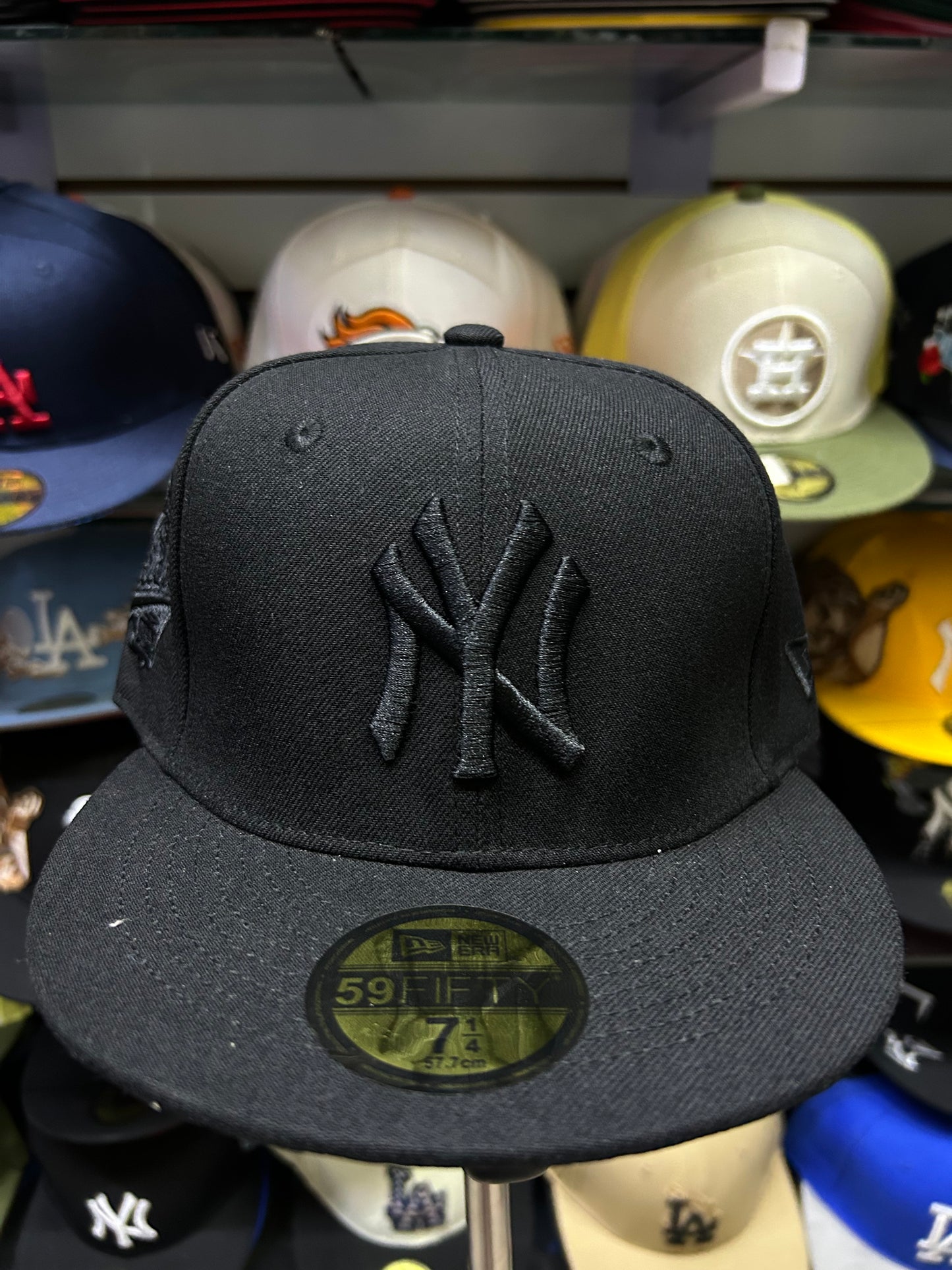 Gorra New Era 59FIFTY NY full black con bicera roja
