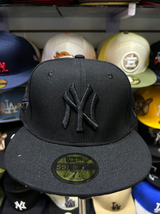 Gorra New Era 59FIFTY NY full black con bicera roja