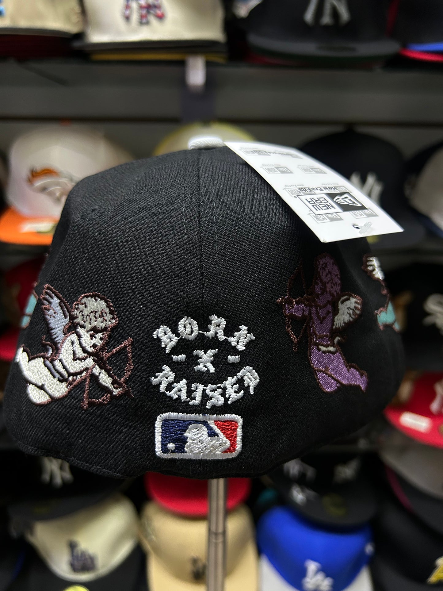 Gorra New Era 59FIFTY LA con bordados ángeles cupido.