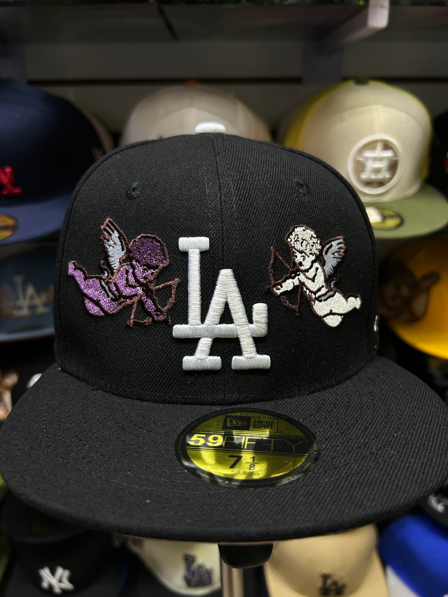 Gorra New Era 59FIFTY LA con bordados ángeles cupido.