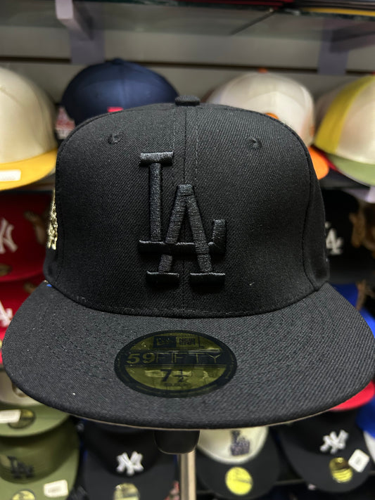 Gorra New Era 59FIFTY LA negro total con parche dorado