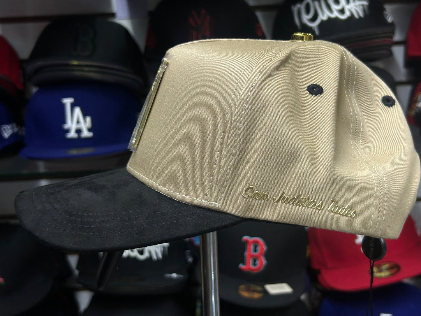 Bigg Boss San Judas beige con placa