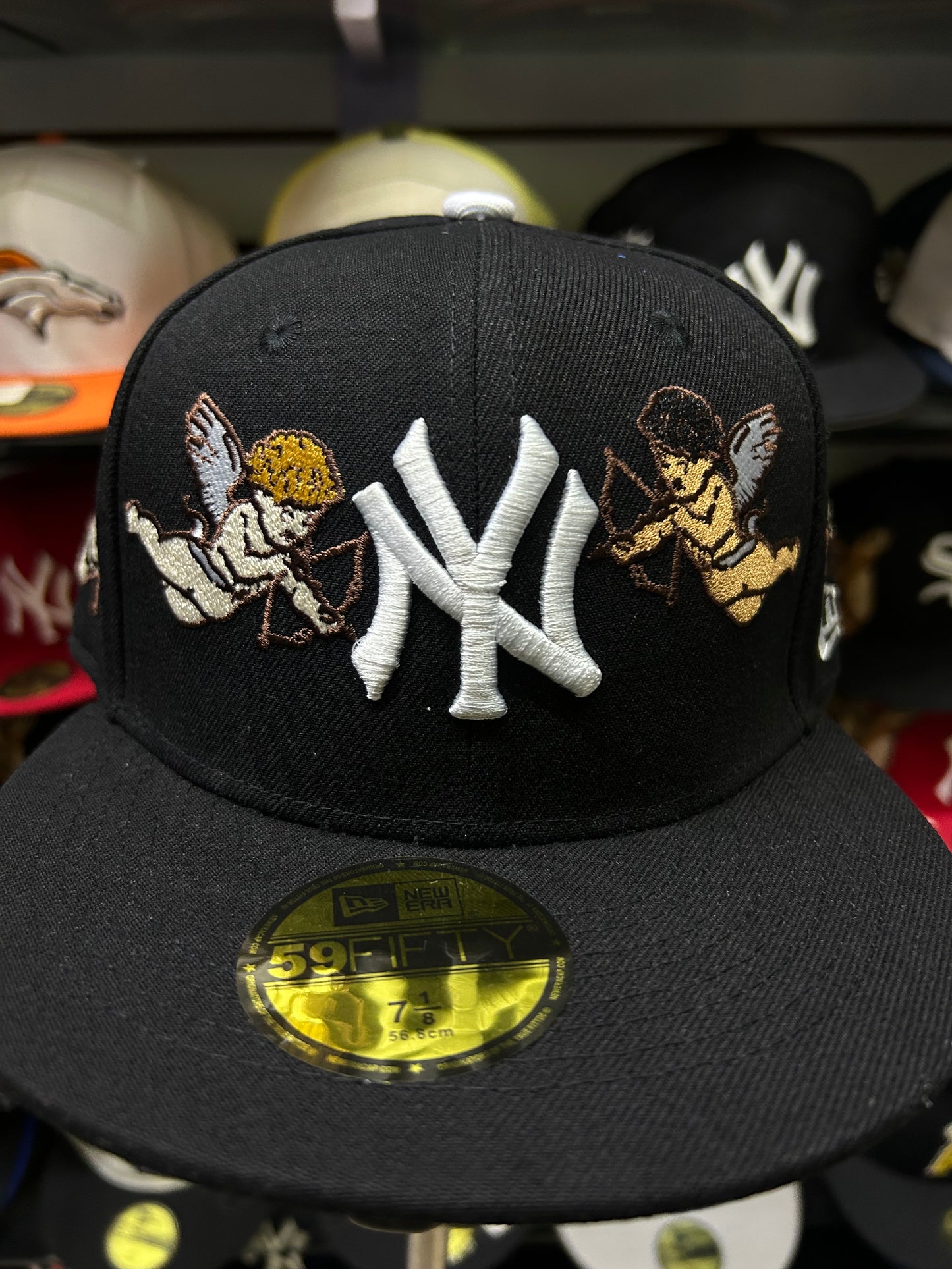 Gorra New Era 59FIFTY New York Yankees con bordados ángeles cupido.