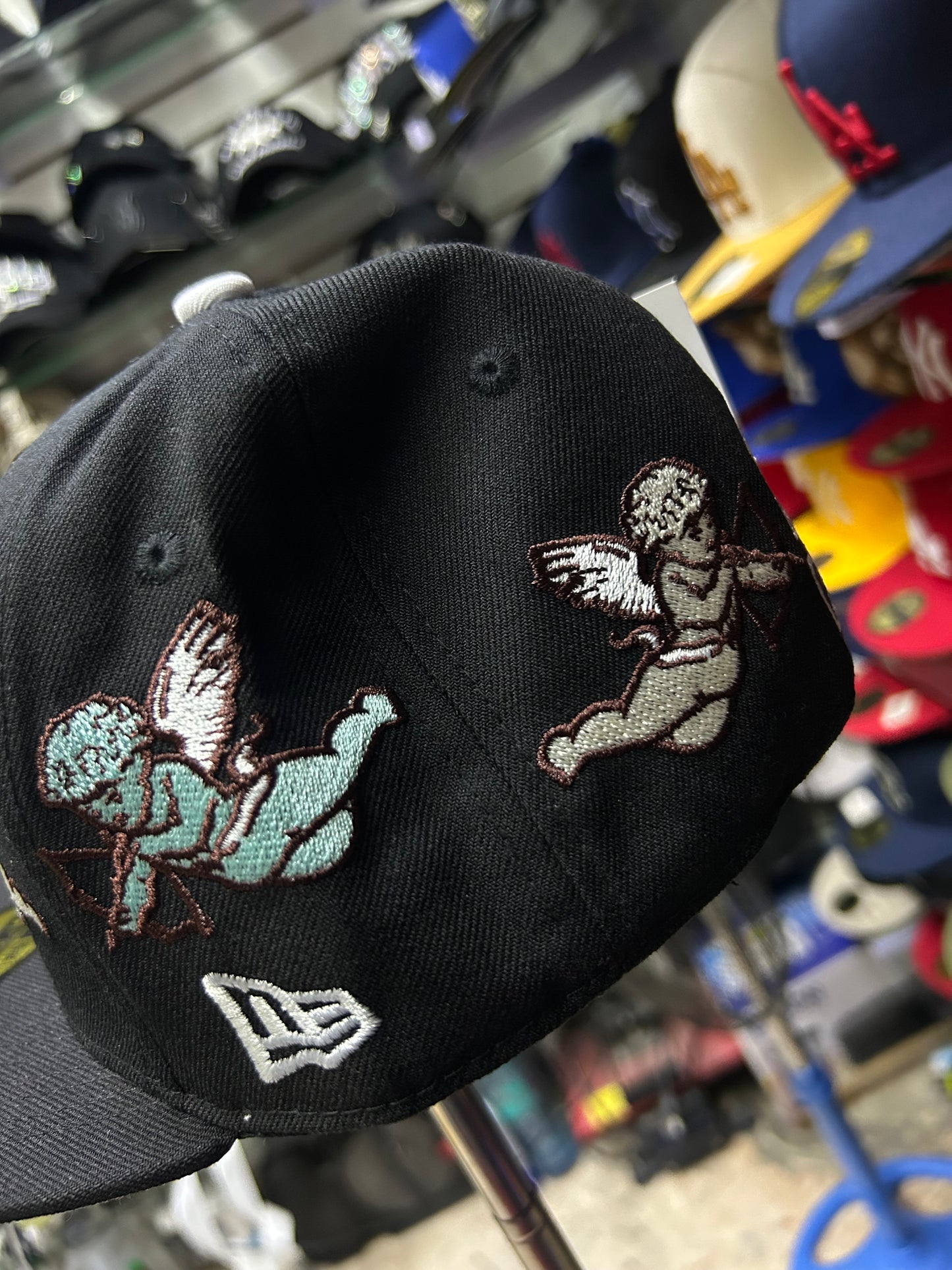 Gorra New Era 59FIFTY LA con bordados ángeles cupido.
