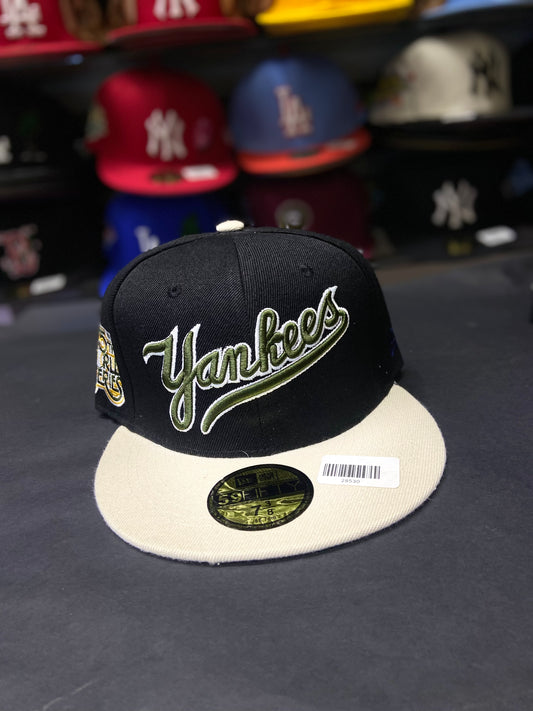 Gorra New Era 59FIFTY Yankees Script Negra y Beige –
