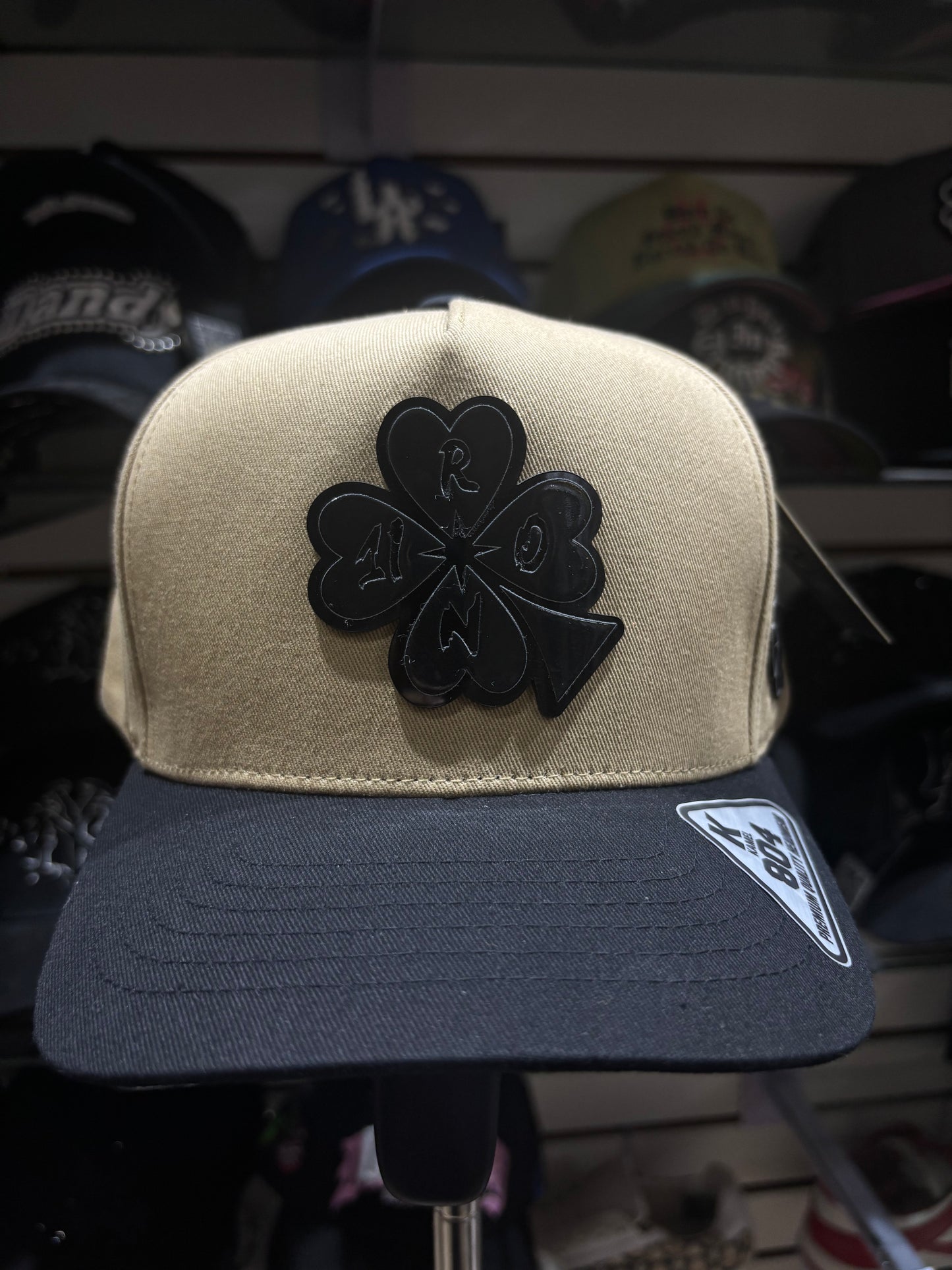 Gorra Kamel beige de placa trébol  1IRON negro