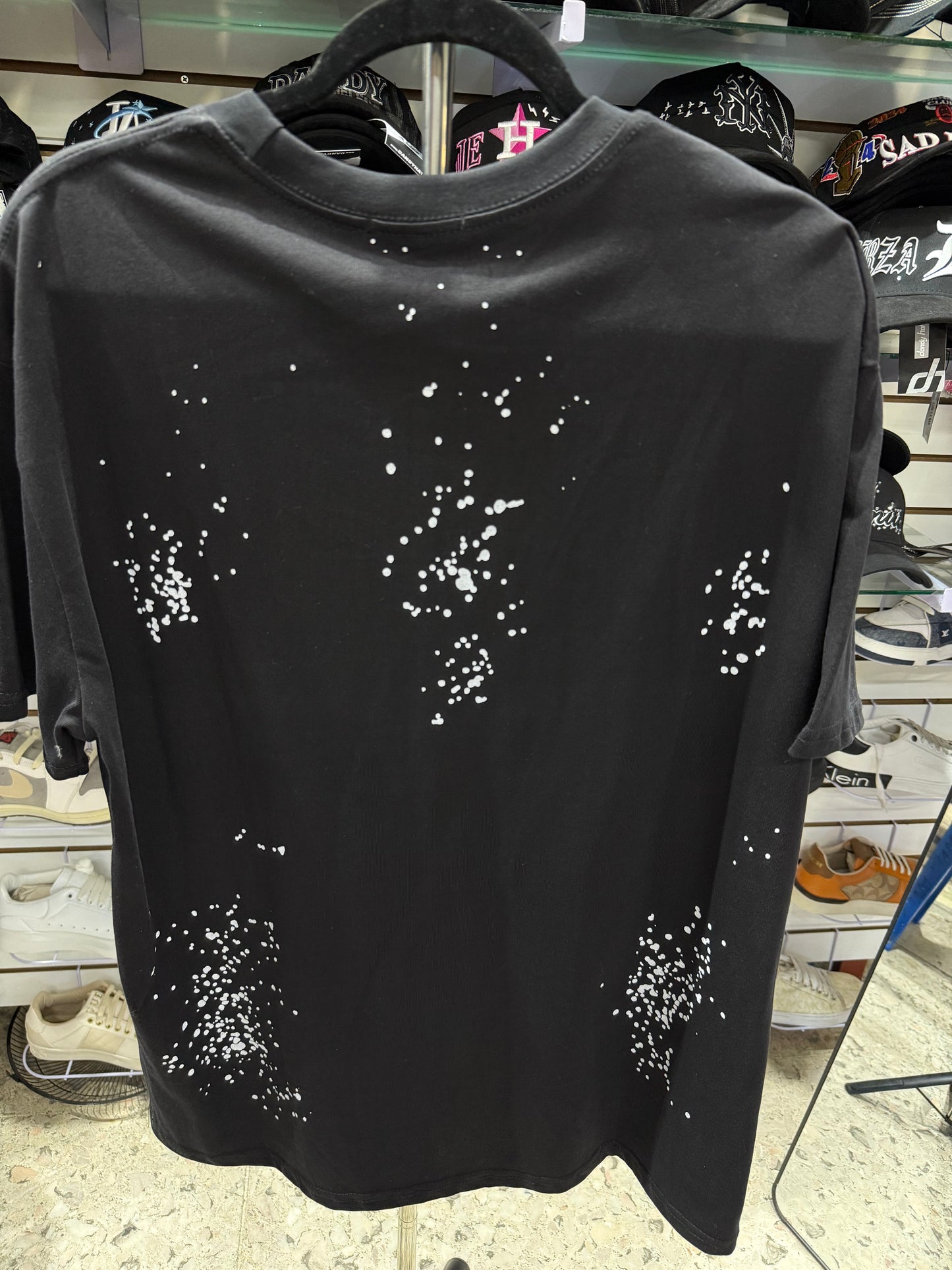 PLAYERA AMIRI NEGRA CON MANCHAS BLANCOS